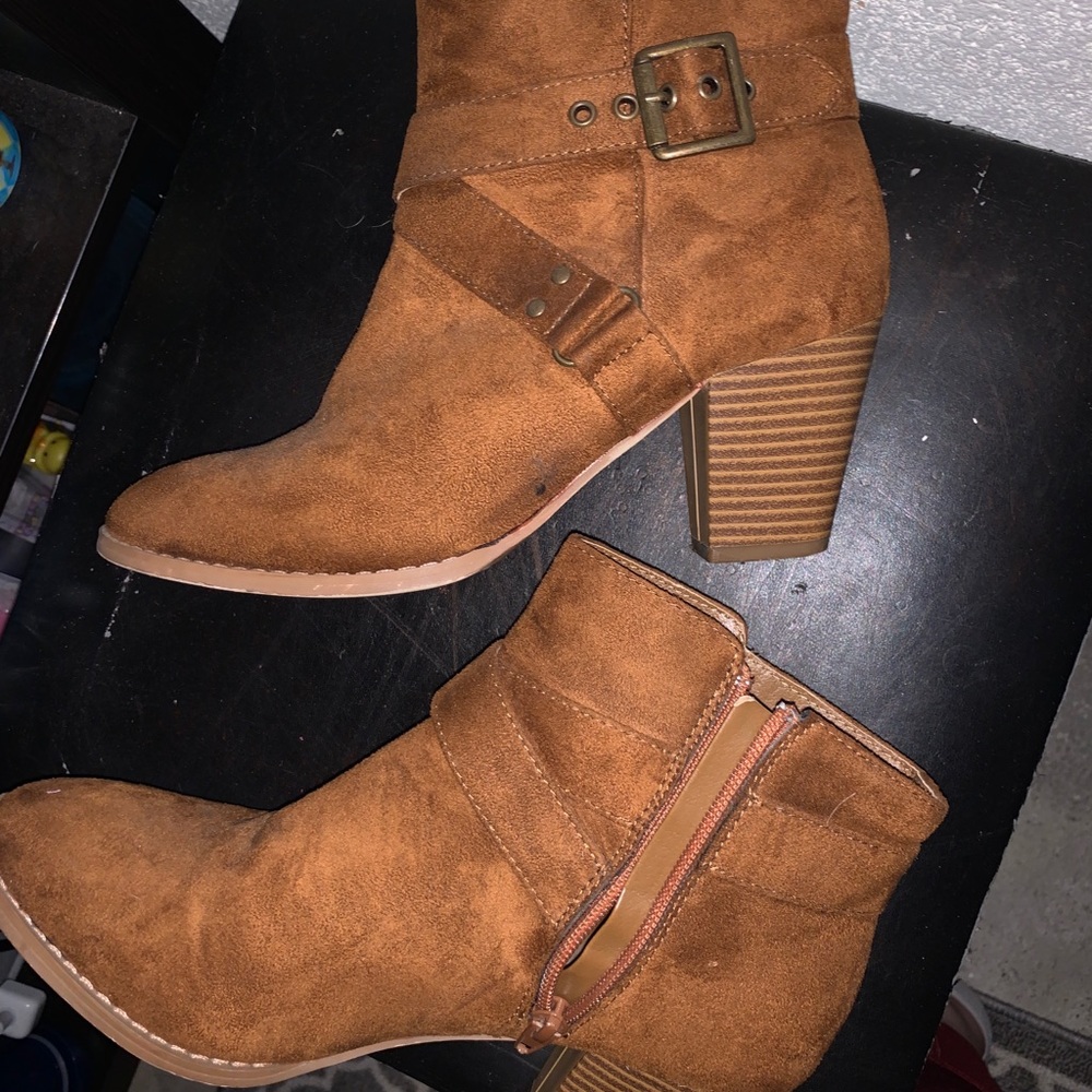 Heeled booties with buckles